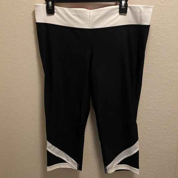 Xersion Black, White & Pink Capri Fitted Mesh Legging Size Large New W/O Tag - Picture 1 of 8